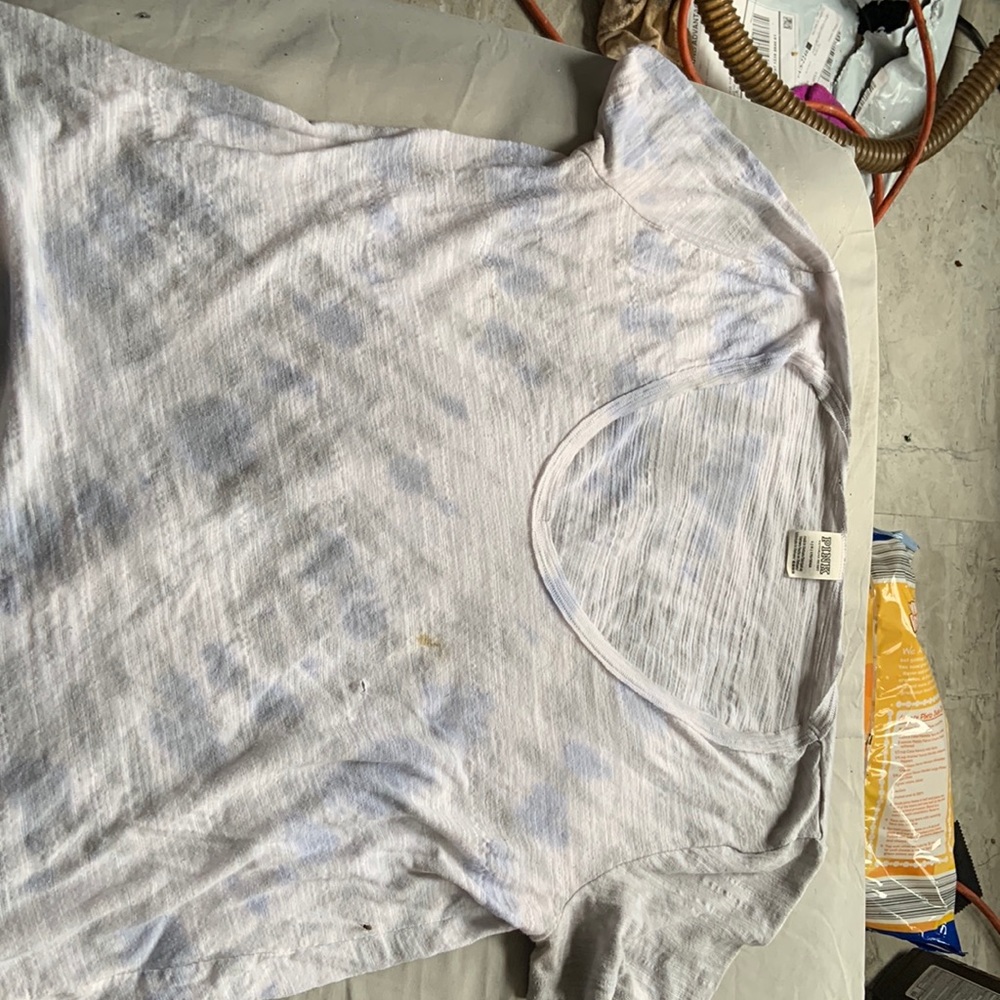 It’s a pink t-shirt,the color is blue,white and gray,it’s a size large